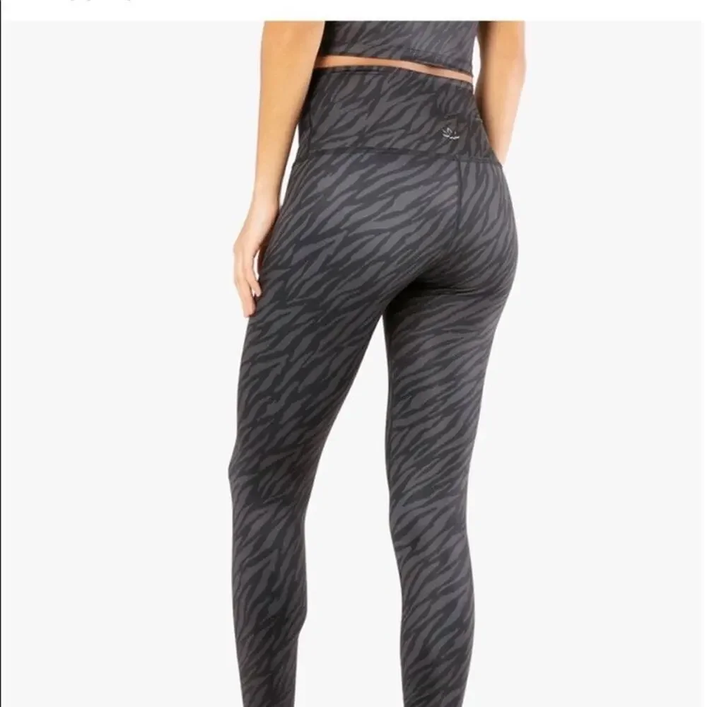 Beyond Yoga luxe zebra leggings size med - Picture 2 of 8